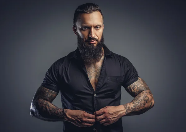 Τατουάζ αρσενικά να απογειωθεί πουκάμισό του — Φωτογραφία Αρχείου