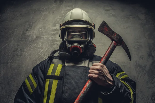 Пожарный в кислородной маске . — стоковое фото
