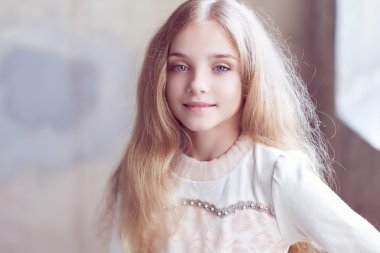 sevimli sarışın kadın