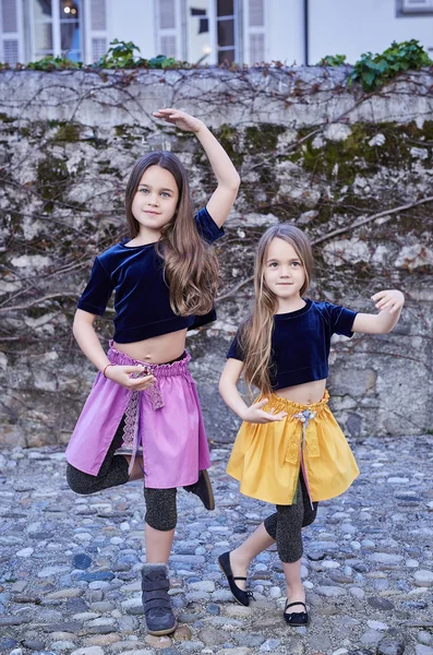 Dvě děvčata tančí folkový tanec — Stock fotografie