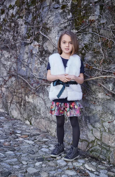 Niña en una chaqueta de piel blanca —  Fotos de Stock