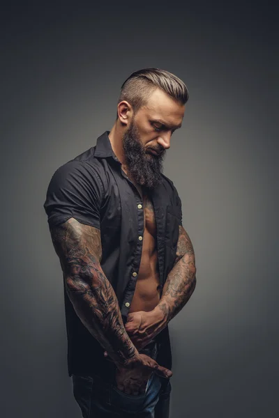 Hombre tatuado en camisa negra — Foto de Stock