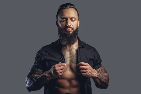 Tattooed Man in zwarte shirt — Stockfoto