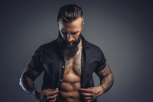 Homme tatoué en chemise noire — Photo