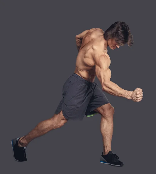 Shirtless muscolare maschio in azione — Foto Stock