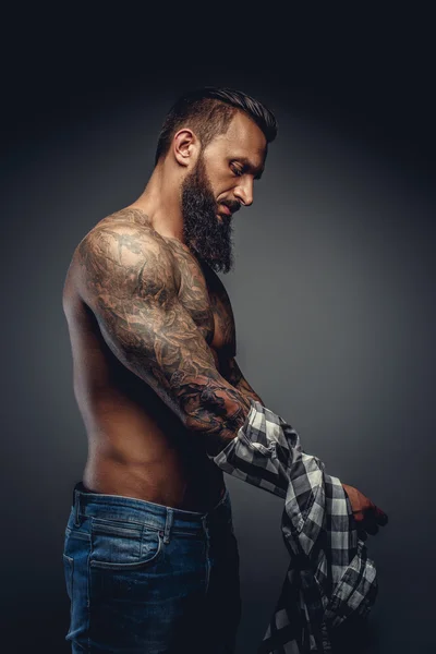 Hombre tatuado quitándose la camisa —  Fotos de Stock