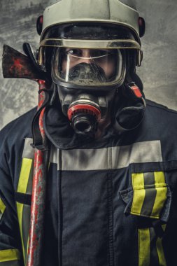 İtfaiyeci oksijen maskesi.