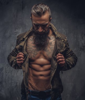 Modern sakallı erkek casual ceketli