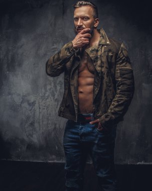 Modern sakallı erkek casual ceketli