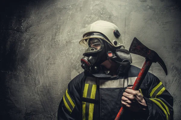 Bombeiro em máscara de oxigênio . — Fotografia de Stock