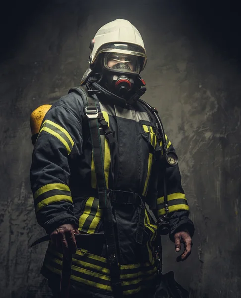 Пожарный в кислородной маске — стоковое фото