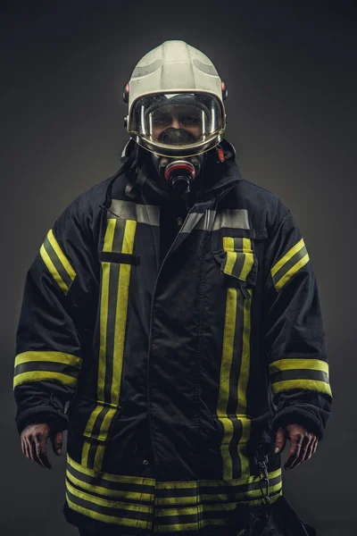 Bombeiro em máscara de oxigênio — Fotografia de Stock