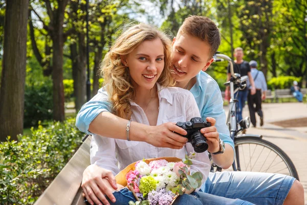 Pareja casual usando cámara fotográfica dslr — Foto de Stock