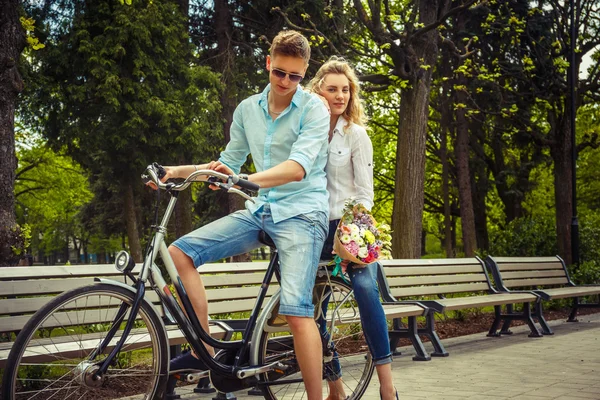 Couple joyeux posant sur le vélo — Photo