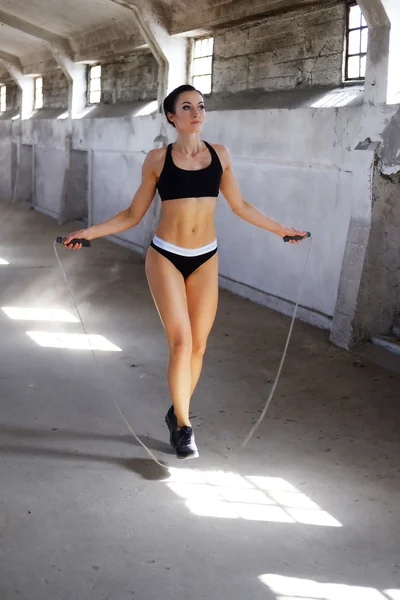 Fitness kvinnliga hoppning med rep — Stockfoto