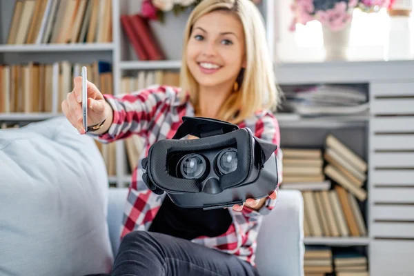 Mujer mostrando gafas de realidad virtual — Foto de Stock