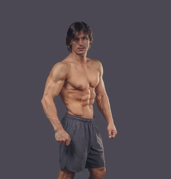 筋肉の男性のショート パンツで — ストック写真