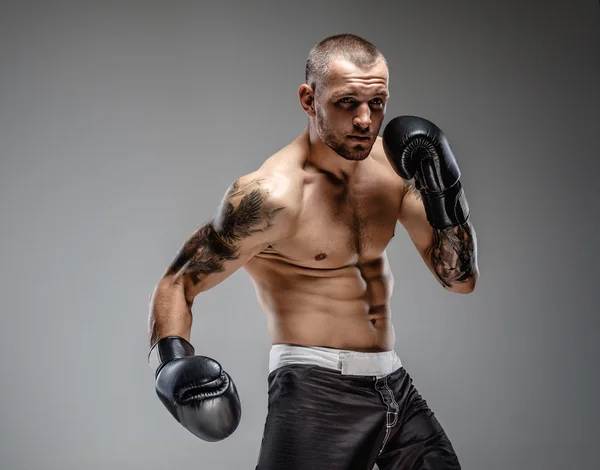 Aggressive tattooed fighter — Stock Photo, Image