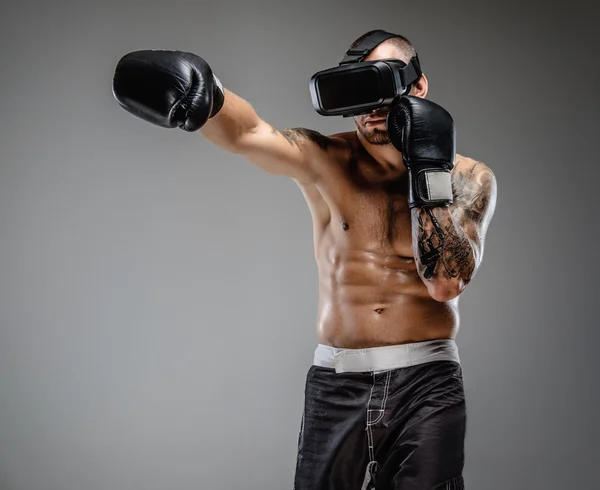 Lutador de boxe em óculos de realidade virtual — Fotografia de Stock