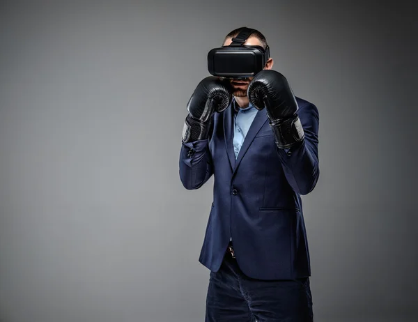 Lucha masculina con gafas de realidad virtual —  Fotos de Stock