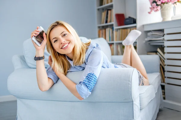 Uśmiechający się blond kobieta przy użyciu smartfona — Zdjęcie stockowe