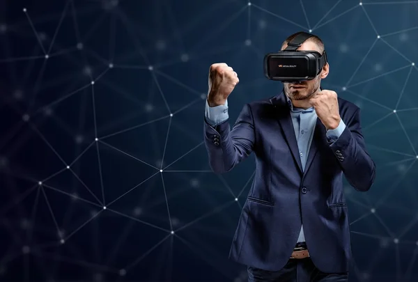 Combatiente en traje con gafas de realidad virtual — Foto de Stock