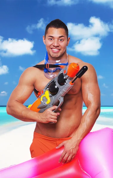 Gespierde man bedrijf waterpistool — Stockfoto