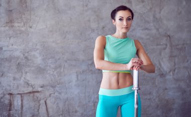 Masmavi spor halter tutan kadın