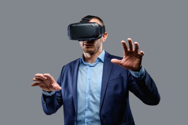 Sanal gerçeklik gözlüklü takım elbiseli erkek