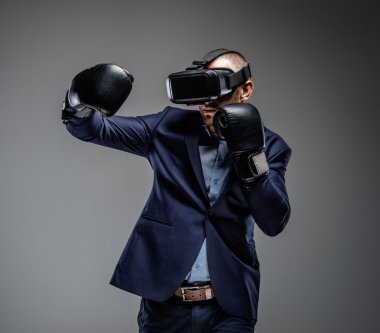 Sanal gerçeklik gözlük ile mücadele erkek