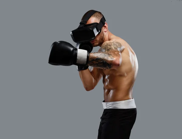 Boxning fighter i virtuell verklighet glasögon — Stockfoto