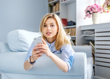 Sarışın kadın Smartphone kullanarak gülümseyen