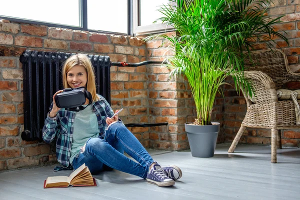 Mujer usando gafas de realidad virtual — Foto de Stock