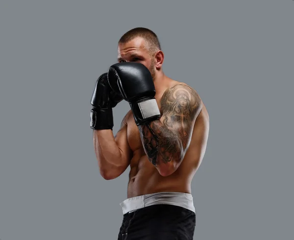 Aggressive tattooed fighter — Stock Photo, Image