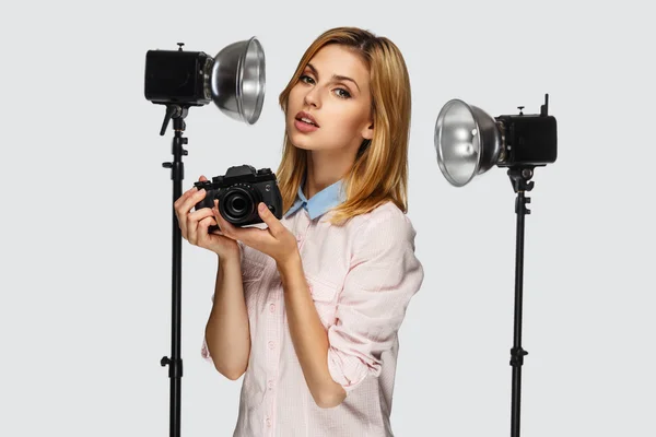 Femmina con macchina fotografica — Foto Stock