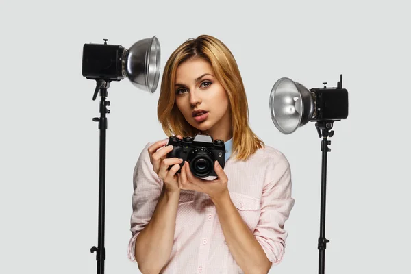 Žena s fotoaparátem — Stock fotografie