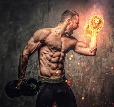 Dumbbell yanma ile gömleksiz kaslı erkek
