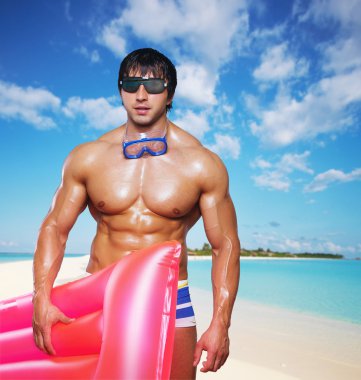 Erkek holding pembe su yatak