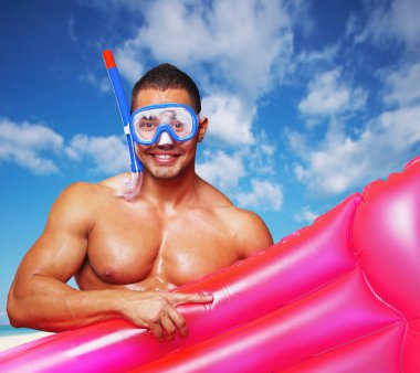 Erkek holding pembe su yatak