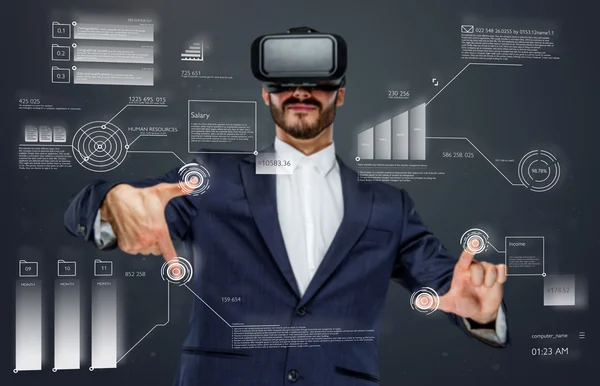 Мужчина в очках виртуальной реальности — стоковое фото