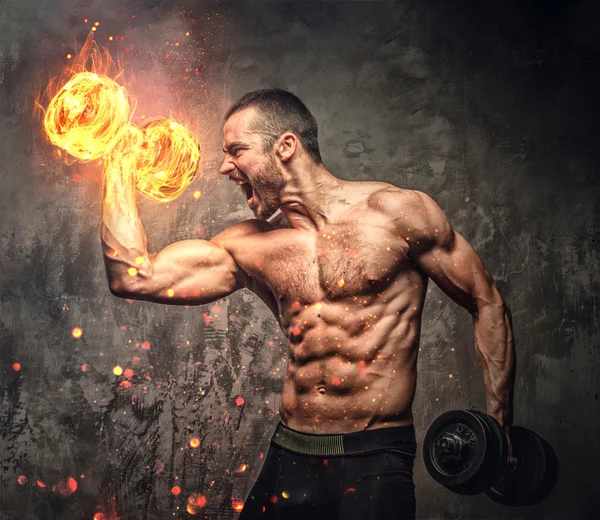 Shirtless muscular masculino com haltere ardente — Fotografia de Stock