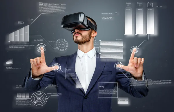 Masculino com óculos de realidade virtual — Fotografia de Stock