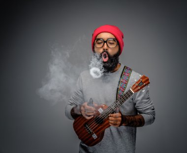 Erkek gitar tutarak ve Sigara