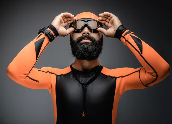 Hombre en traje de buceo neopren naranja — Foto de Stock