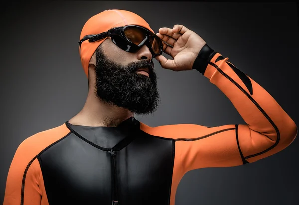 Hombre en traje de buceo neopren naranja — Foto de Stock