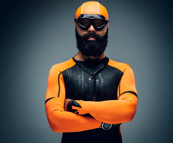 Hombre en traje de buceo neopren naranja — Foto de Stock