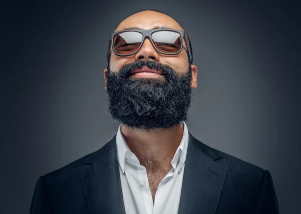 Skäggiga män i kostym och solglasögon — Stockfoto