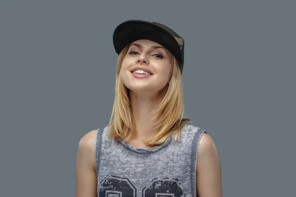 Moderne Hip-Hop-Frau mit Mütze — Stockfoto