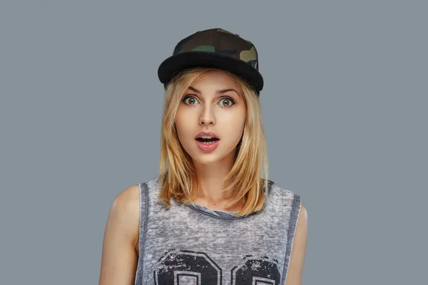 Moderna hembra de hip hop con gorra — Foto de Stock