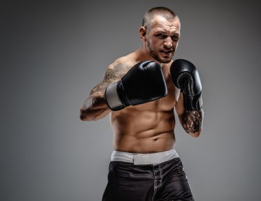 Agresif dövmeli avcı